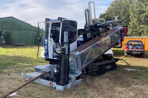 Bohranlage MT17 Powerdrill von vorne auf einer Baustelle